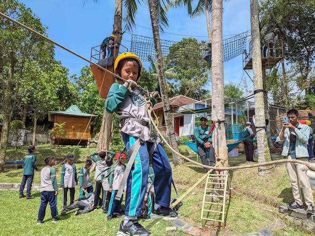 Anak-anak sekolah mengikuti kegiatan outdoor Cicido