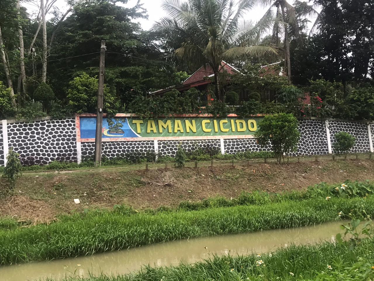 Suasana kolam renang dan lokasi Cicido